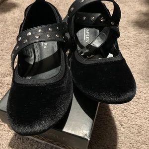 Velvet flats with cross belt to tie up